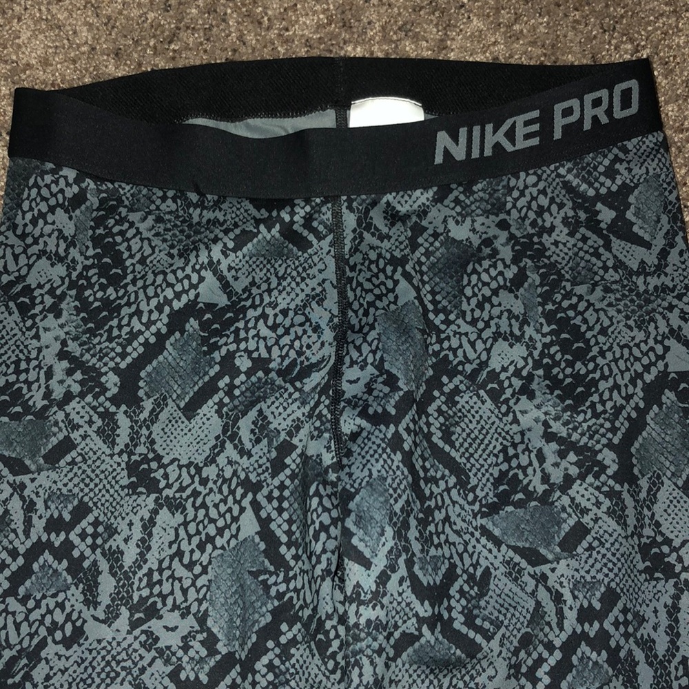 Super comfy and stretchy Nike pro capri leggings